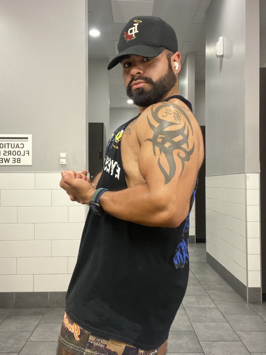 David_Slice's tweet image. An older gentleman stopped me while I was taking these pictures and asked if I competed in bodybuilding - I said no and he suggested I should but that I needed to work on my legs…🥲