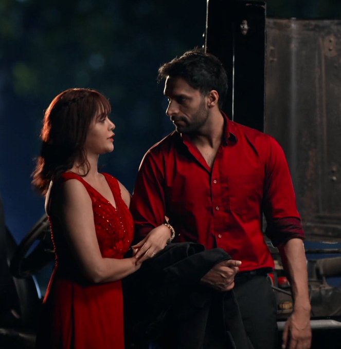 dysaniagurl's tweet photo. Okayyyy so "Special Agent Karan Shergil" this one is for you!! 😍🥺❤️
(Date pe) Puri Raat Academy waapis naa ane se lekar Academy ki lights off karne tak🔥

#ZiddiDilMaaneNa
#ReLivingZdmn #MoRan https://t.co/Onh3ku1wio