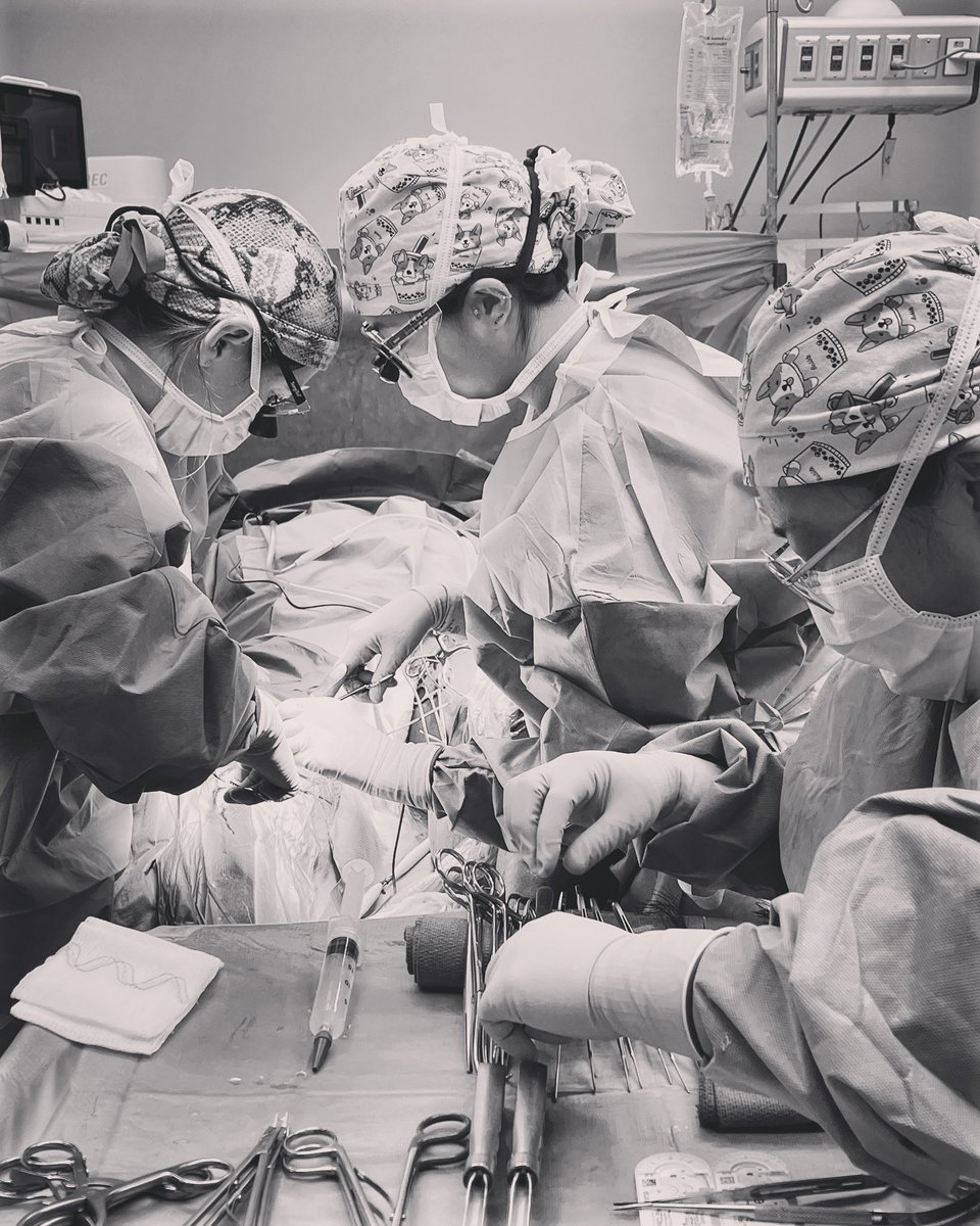 Being able to supervise the junior resident in the procedure is a nice celebration of how far I’ve come. #surgeryresidency #SoMe4Surgery #GWSurgery #ILookLikeASurgeon #womeninsurgery @ScalpelToHer