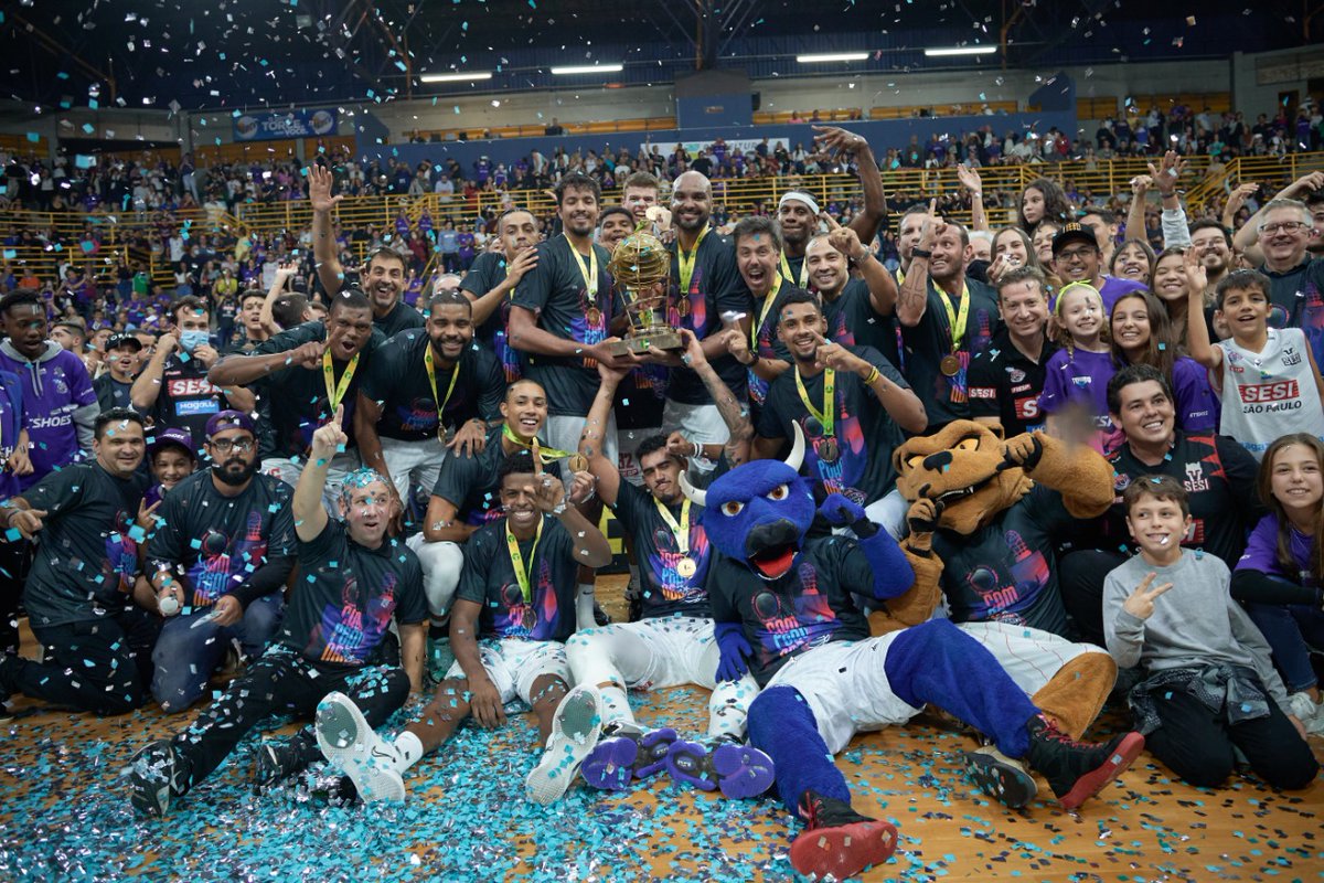 geglobo's tweet photo. 🏆🏀 Franca com o troféu do NBB pela primeira vez https://t.co/Gh7JbZgzsn
