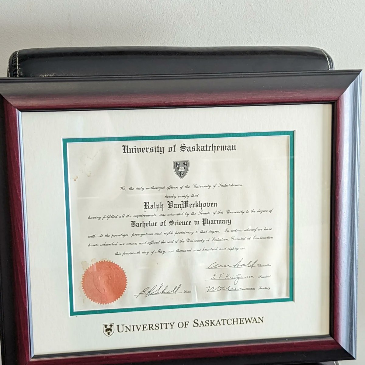PaulVW95's tweet photo. How far do apples fall from trees 🤔 @UAlberta_Pharm #pharmD https://t.co/HorRUzymPn