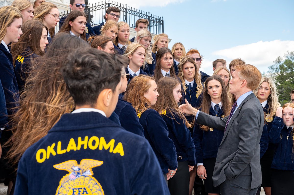 SenatorLankford's tweet photo. Lots of navy blue corduroy jackets in Washington this week!

@OKFFA @NationalFFA @JimInhofe @RepFrankLucas https://t.co/NpSUEAdVWA