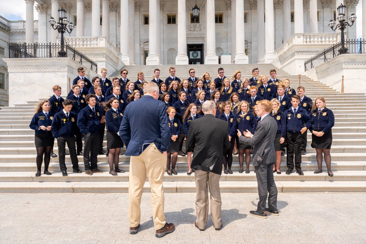 SenatorLankford's tweet photo. Lots of navy blue corduroy jackets in Washington this week!

@OKFFA @NationalFFA @JimInhofe @RepFrankLucas https://t.co/NpSUEAdVWA