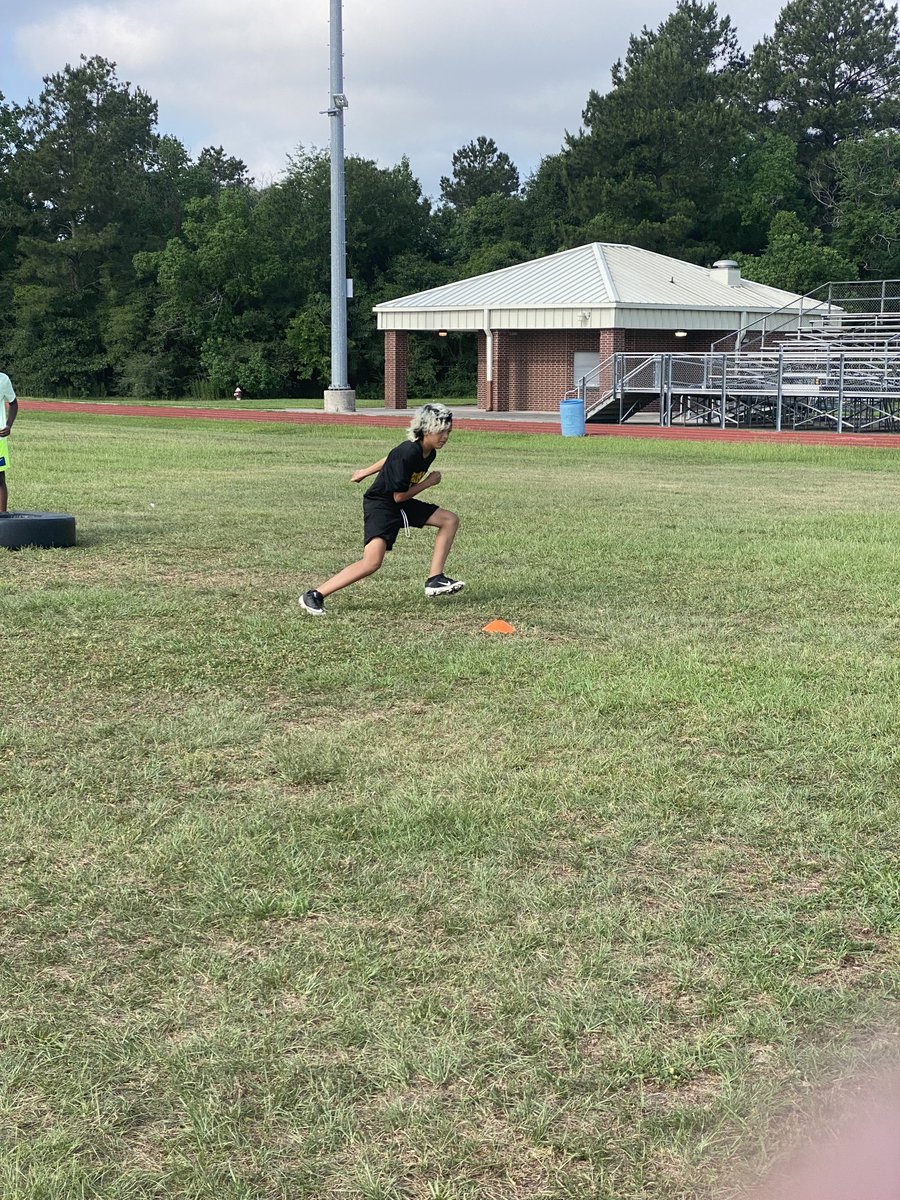 Proper tackling techniques on the last day of the Warriors MS Summer🏈Camp⬇️🎯