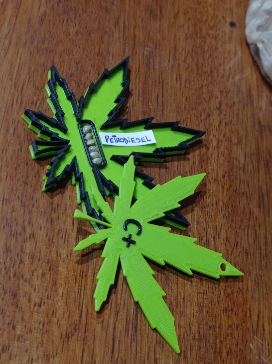 AcusaloArg's tweet photo. 8 de junio. A germinar las Chimuelas. El proyecto es un micro cultivo de 3 auto con 150w de led COB full spectrum. Experimentando por primera vez riego por goteo (casero fiel a mi estilo) . Probaron esas tal petro diesel alguna vez? https://t.co/AYSZ0nseQN
