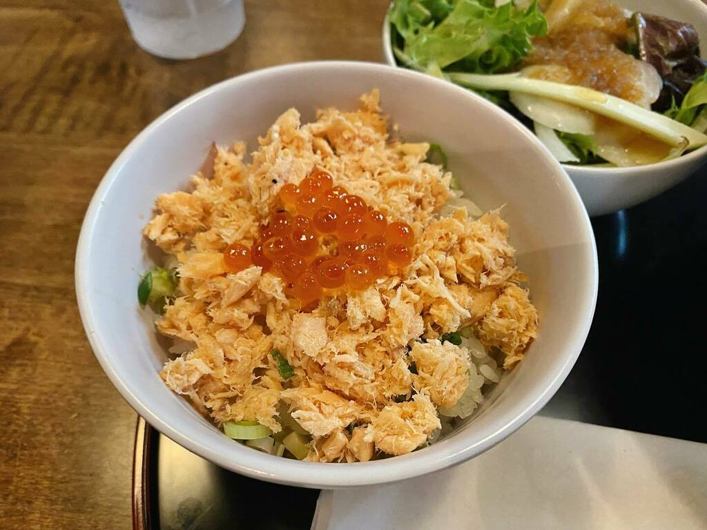 Finally trying this place out! Much bigger menu than the food stall version at Mitsuwa. Being at the Boro also means you can go across the street to get a drink at the fancy Whole Foods 💯 // Shiyake ikura gohan (rice bowl with grilled salmon and salon roe), karaage (fried ch…