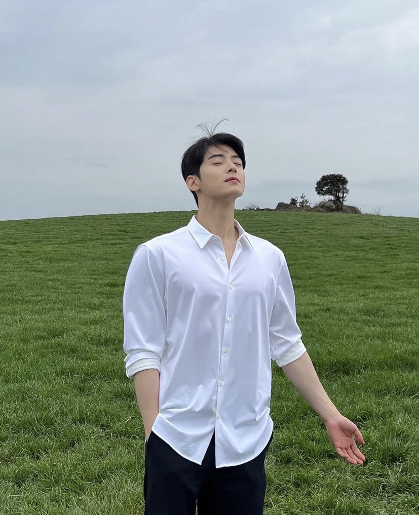 JaeShen_'s tweet photo. A bird doesn't need to fly in storm
But I always did
I am so scared to be alone
But that's all I see https://t.co/1rESS4VNRc