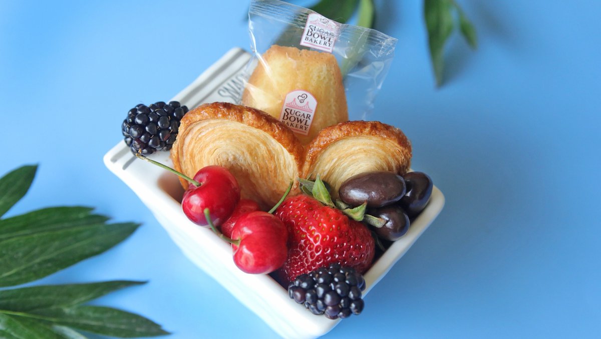 Snack, dessert, or even breakfast... Retweet if you'd try this delicious combo. 🍓