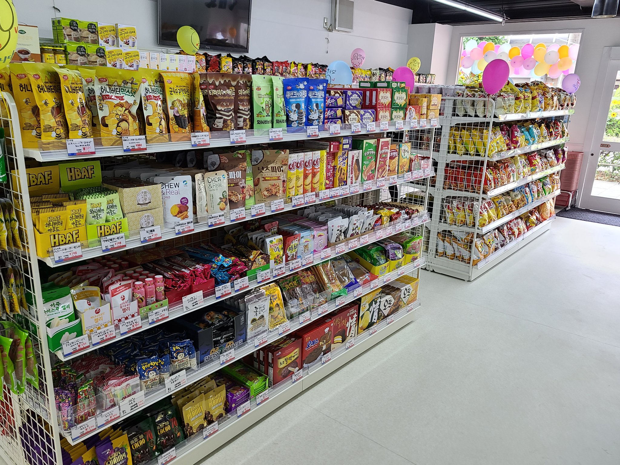 تويتر 韓国コンビニ マンナヨ 맛나요 名古屋桜山店 韓国マート 韓国料理 韓国スーパー على تويتر 本日 桜山店オープンです 韓国チキンやキンパなどのテイクアウトはもちろん 店内での飲食も可能です Youtubeやtiktokなどで話題のグミ系も店頭に並んでいます