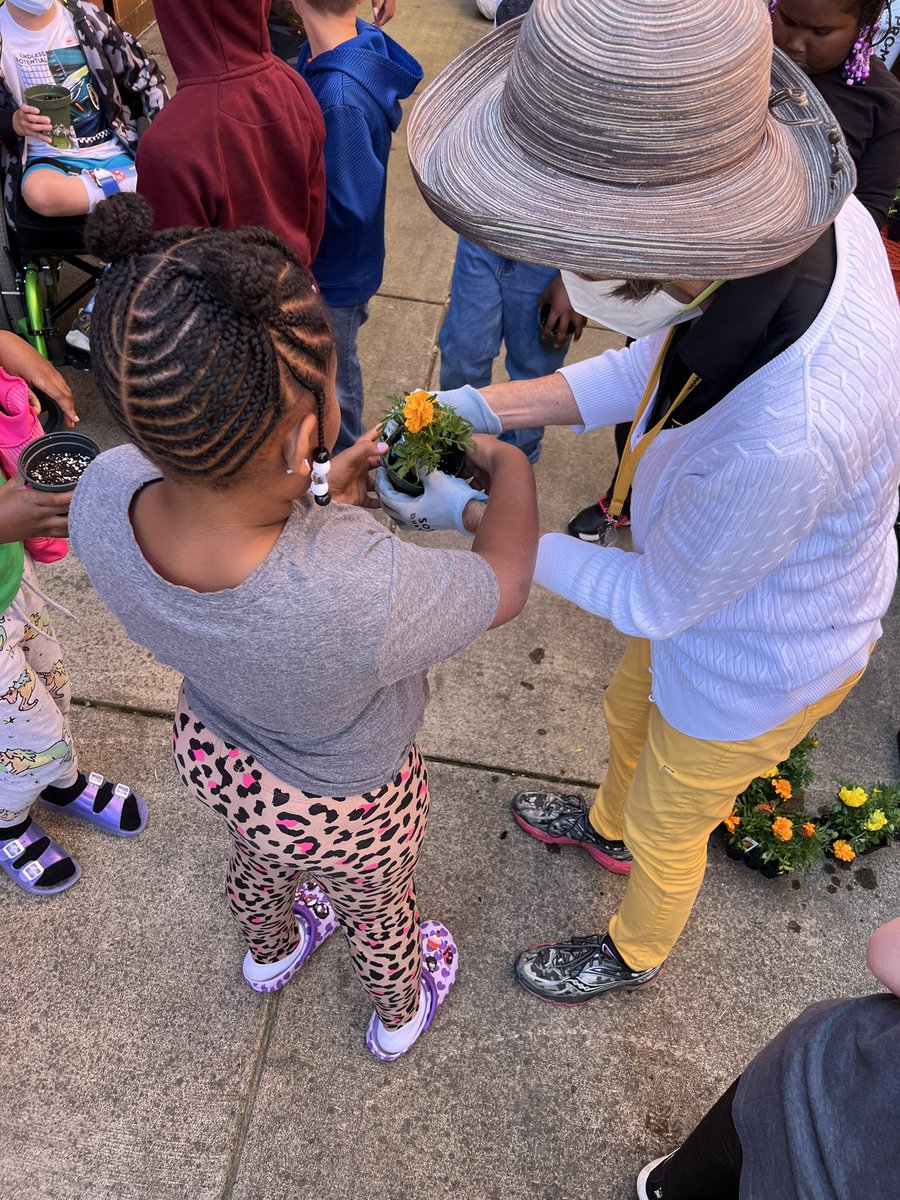 missprater_'s tweet photo. we also very much enjoy planting with Mrs. Latessa!!! 🪴🌷🌹 https://t.co/ss5yyVGGoI