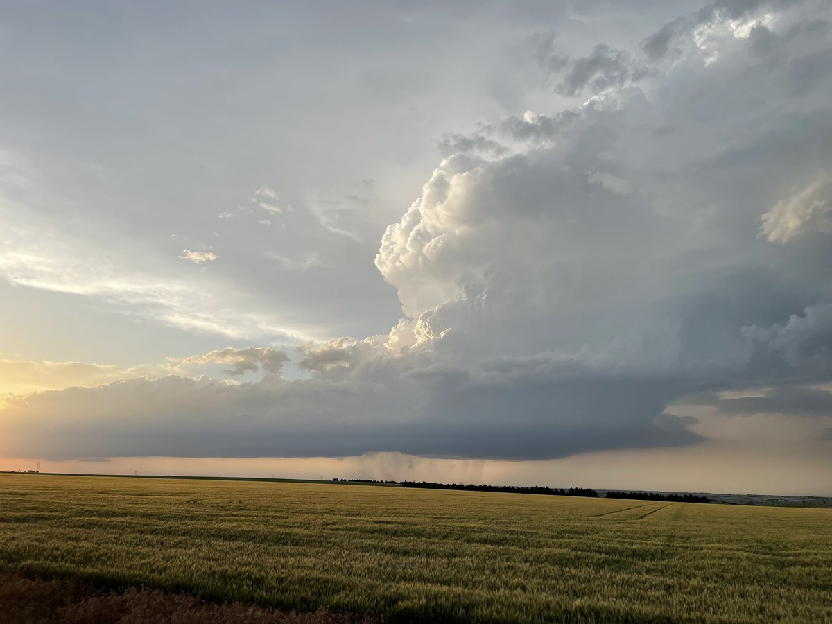 LP supercell about 8 miles north of McCook 845 pm CDT #newx <a href="/NWSNorthPlatte/">NWS North Platte</a> <a href="/NWSGoodland/">NWS Goodland</a>