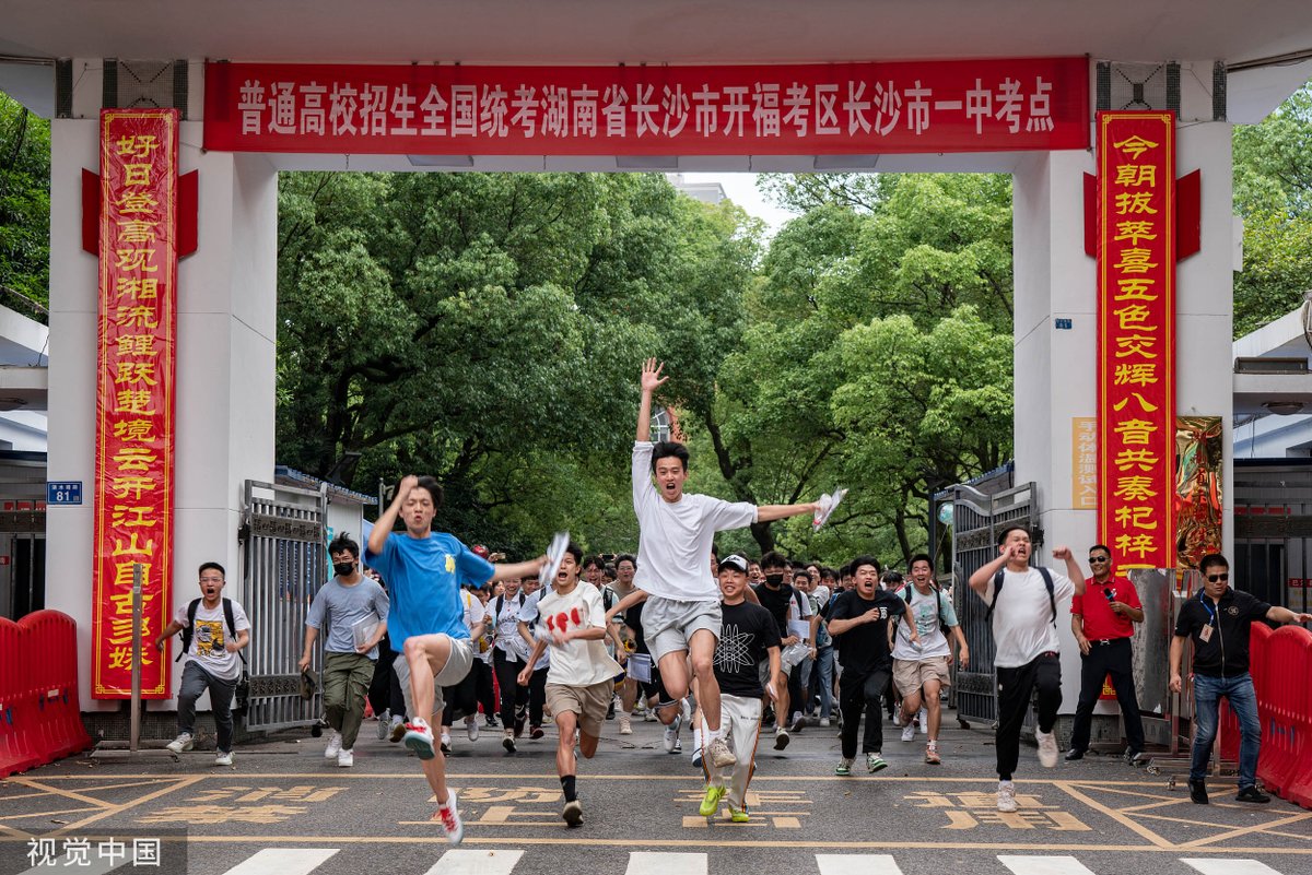 vcgimage's tweet photo. Examinees run out of an exam site after finishing the 2022 National College Entrance Exam, aka #Gaokao, in #Changsha, #Hunan, #China. | June 9, 2022
📸 Mao Jiqian | #vcgimage https://t.co/ifhtTv4HBc
