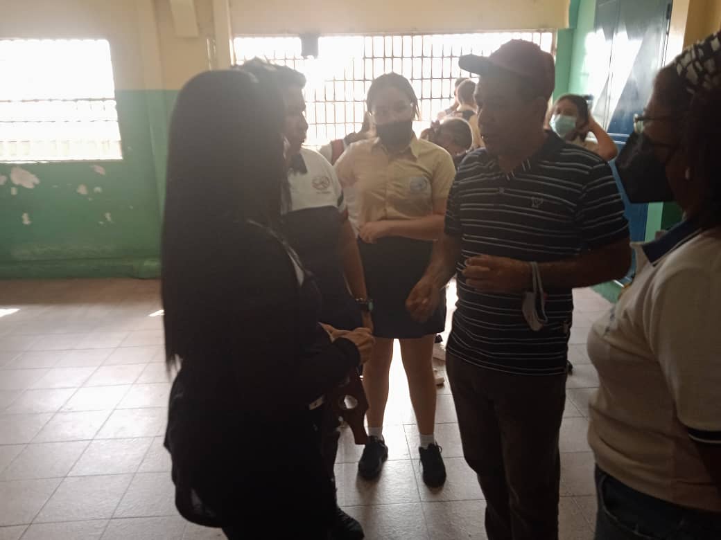 Recorrido por la UEP Ideart orientando a los futuros bachilleres de la patria .
<a href="/NicolasMaduro/">Nicolás Maduro</a> <a href="/Soykarinacarpio/">Karina Carpio</a> <a href="/_LaAvanzadora/">Yelitze Santaella</a> @_NancyOrtuno_ <a href="/RosangelaOrozco/">Rosangela Orozco</a> <a href="/leoalvacabrera/">Prof. Leonardo Alvarado</a> @ZE_Aragua