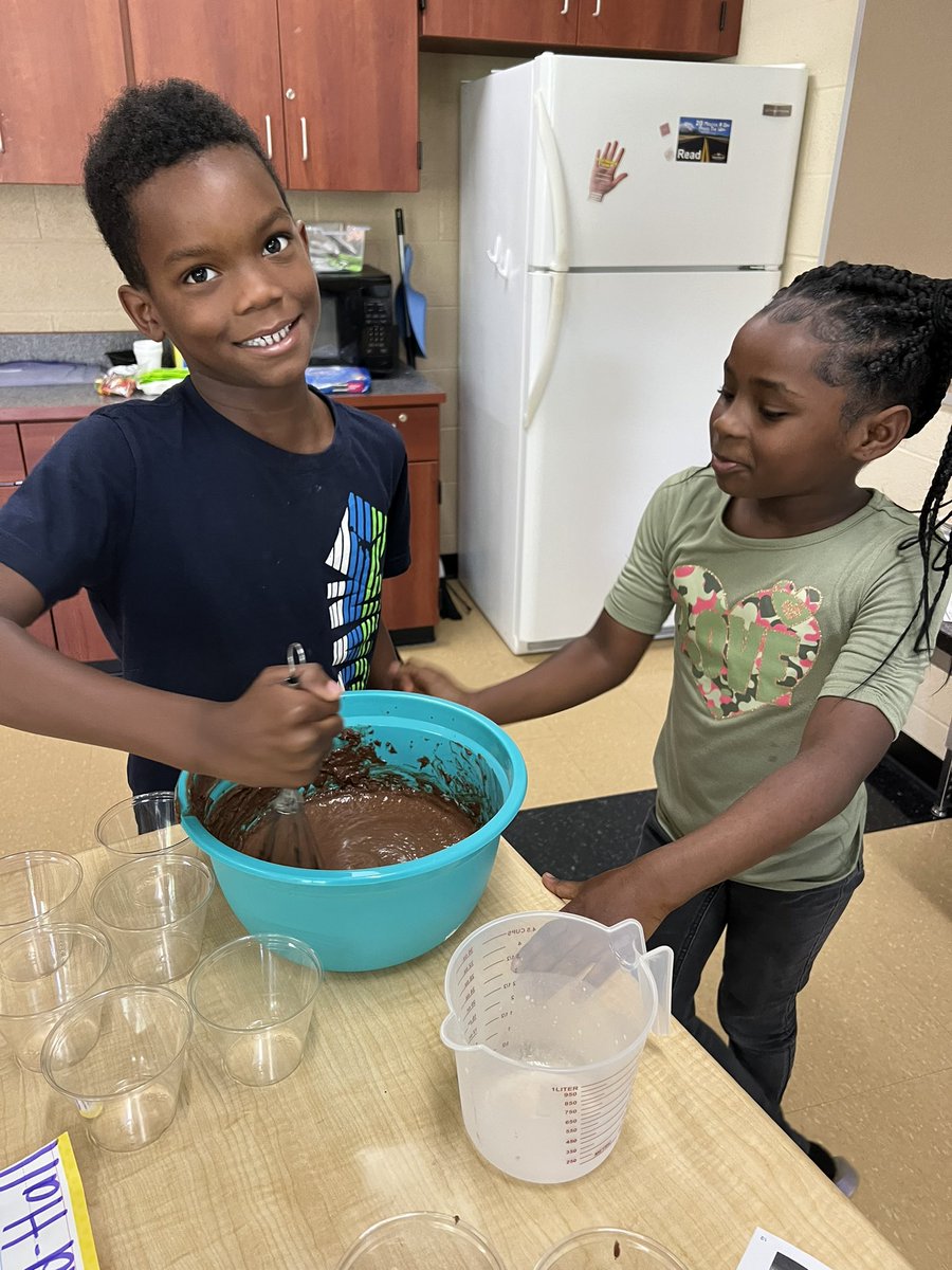 missprater_'s tweet photo. cooking day is our favorite at the extended school year program!! 🍫🍦🧁 https://t.co/L5a4YBEB23