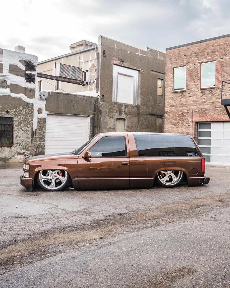 AccuAir's tweet photo. You can’t not love an absolutely slammed 90s SUV, especially @deandeddy_teambillet’s Blazer on #eLevel.
📸 @victorxxlopez
#AccuAir #Bagged #Blazer #ChevroletPeformance #AmericanMuscle #LayFrame #LaidOut #Slammed #AirRide https://t.co/AuvygIYyPZ