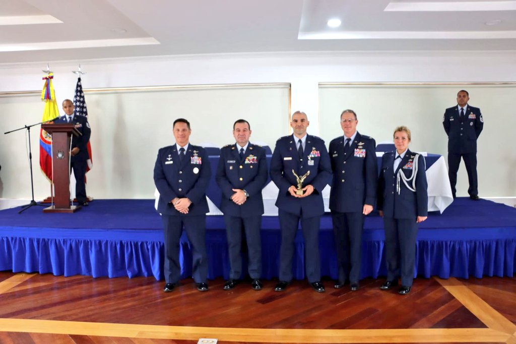FuerzaAereaCol's tweet photo. Con éxito se realizó la graduación del curso de liderazgo dictado por la Academia Interamericana de las Fuerzas Aéreas #IAAFA, a un grupo de oficiales y suboficiales de su @FuerzaAereaCol.
#MiFuerzaAérea🇨🇴
#AdAstra🚀#EPFAC
@37thTRW #Cooperación https://t.co/HUVUbplCd6