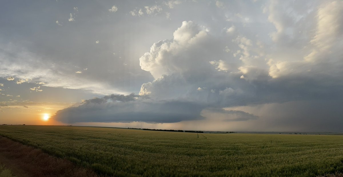 Beautiful LP storm just north of McCook 855 pm CDT #newx <a href="/NWSNorthPlatte/">NWS North Platte</a> <a href="/NWSGoodland/">NWS Goodland</a>