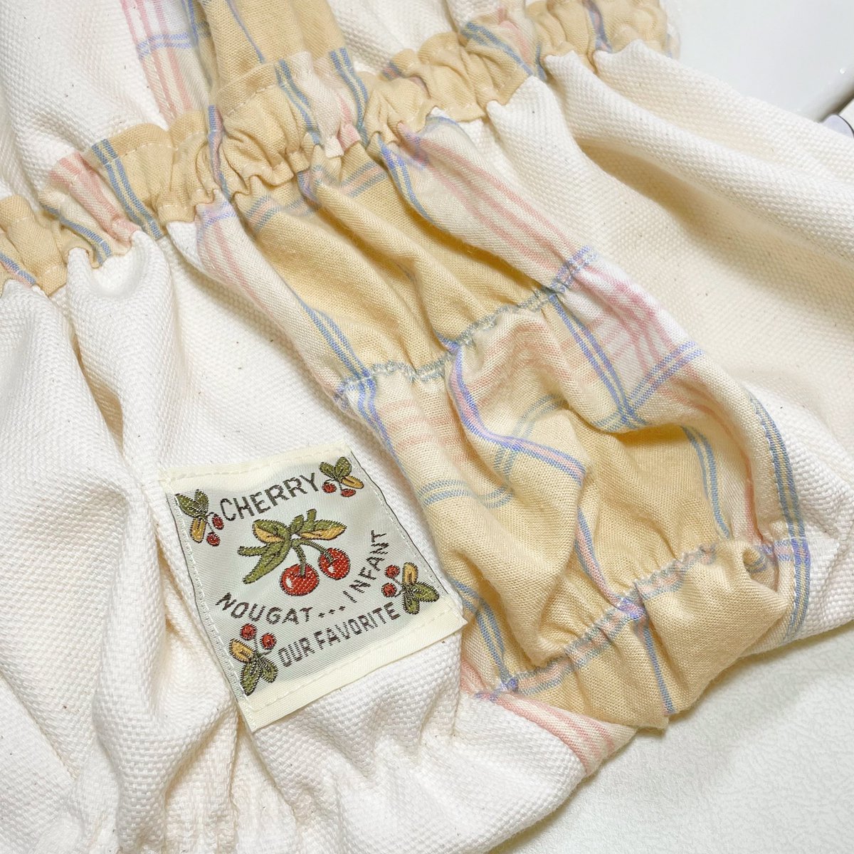 지갑틴트폰면봉핸드크림 만 들어가면 되는 가방이 필요해서 드르륵 박아 만들어부렀찌요 가볍고 세탁기에 편히돌릴 수 있어서 만족!👍🏻