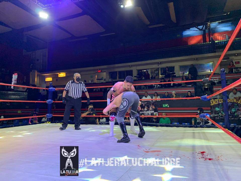LaTijeraLucha's tweet photo. #BabyDaddy se subleva y lleva a su equipo al triunfo luego de un tremendo golpe que se llevó #Sol,razón por la que tuvo que ser retirado de la batalla; de esta manera #XDevil y #GarraMortal son derrotados en los #ThursdayNightWrestling de la #ArenaNaucalpan...
#latijeraluchalibre https://t.co/8uHqxAFIoa