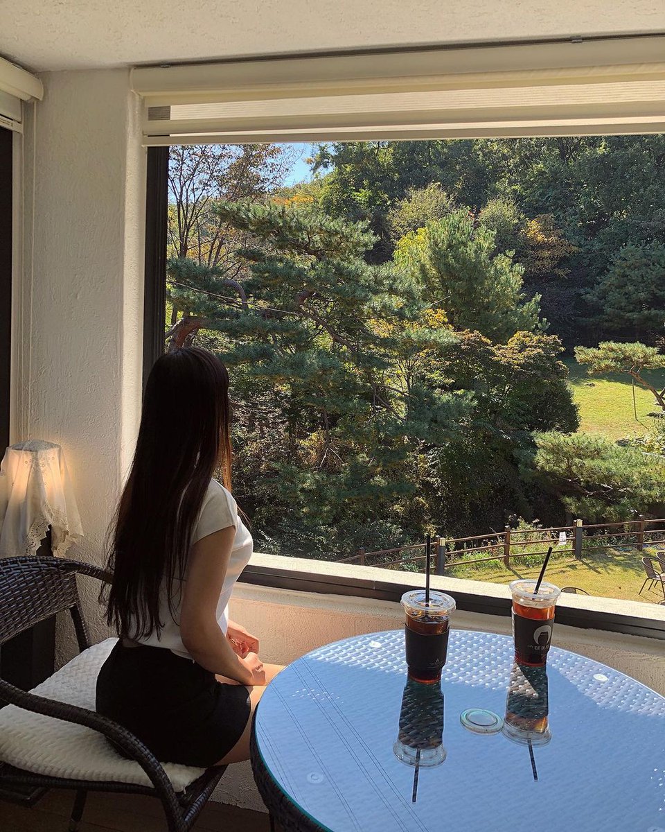 qiaoemiko's tweet photo. 大田で景色のいいカフェを見つけました!!!毎日ゴルフ場に行ってグリーンを見て、カフェで窓を開けてグリーンを見るのは違う感じがします。💚 https://t.co/AI74VNtfGF