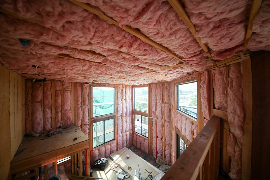 lopedetoledo's tweet photo. Colocar un aislamiento termoacústico rosa hace que de día, el trasdosado parezca una fantasía de algodón de azúcar. Y de noche es más el upside down de Stranger Things. https://t.co/bX6AQTbpYN