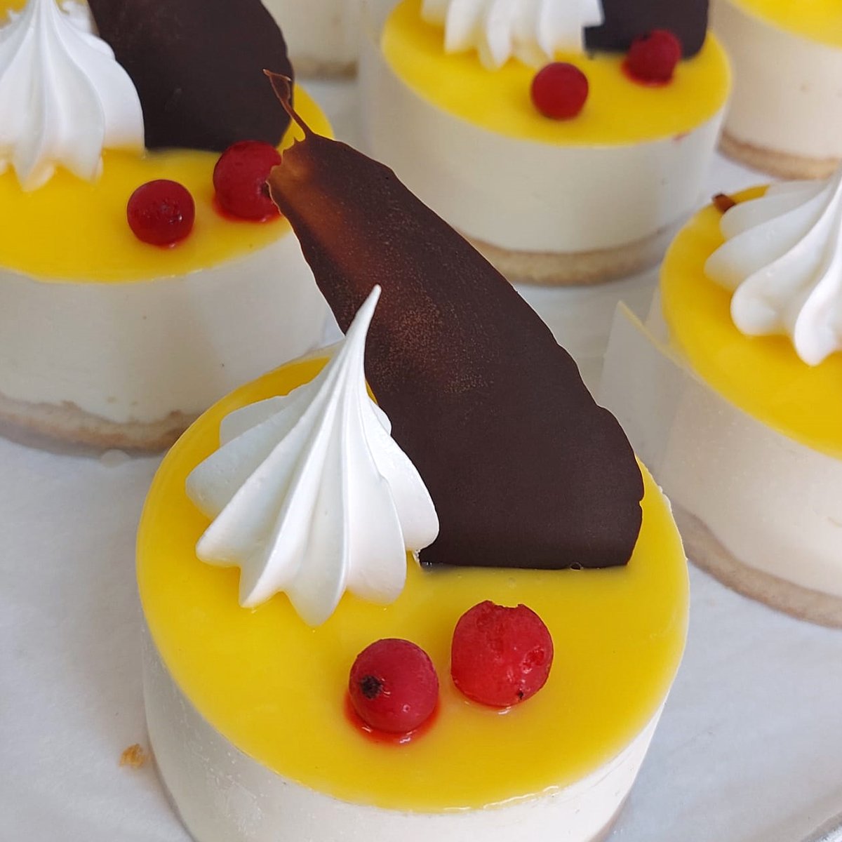 Amb el bon temps vénen de gust postres que refresquin. T’agradaria tastar la nostra mousse de llimona? 🍰🍋 #FornPadró #NouBarris #Barcelona