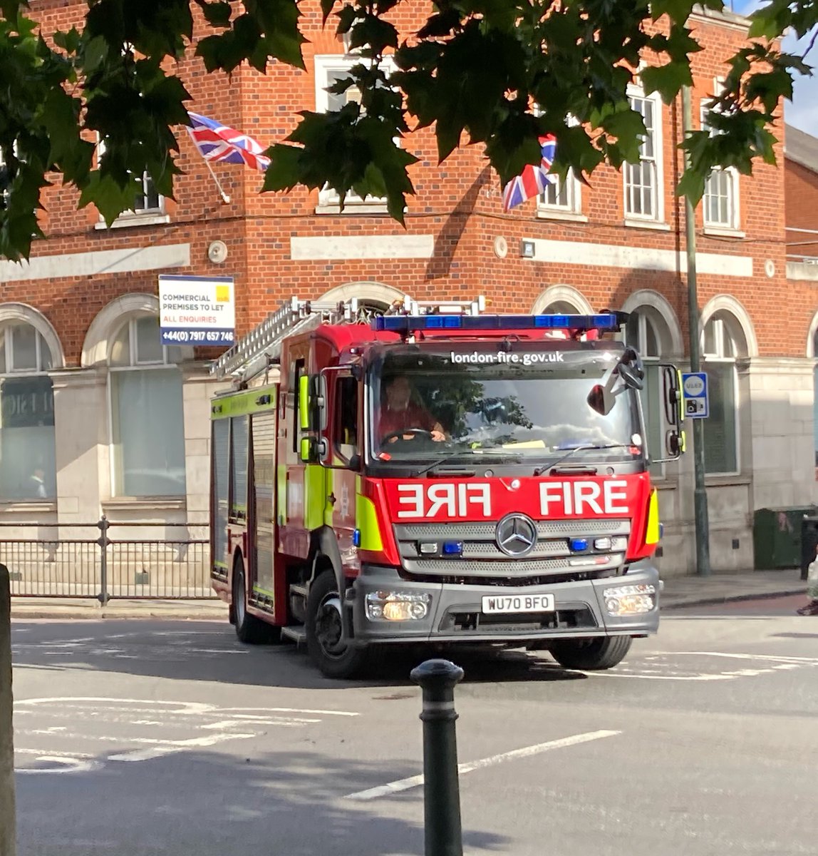 SarickwoodSarah's tweet photo. Another #accident this morning at the Sheen Lane/Upper Richmond Road junction. I hope no one was hurt. @TfL this is your responsibility: when are you going to make changes to improve the safety of pedestrians and drivers on this dangerous junction? https://t.co/PC6Cohfk63