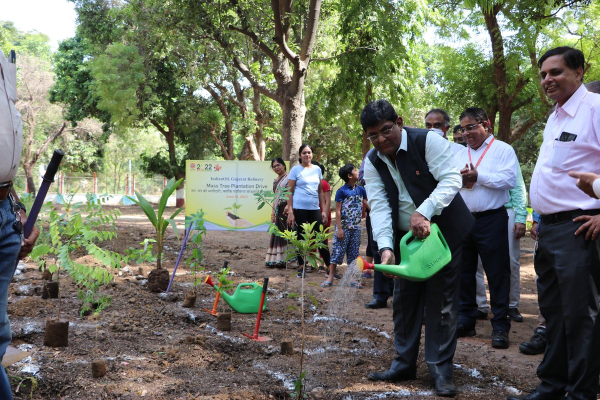 gujaratrefinery's tweet photo. Mass Tree Plantation drive taken up by @IndianOilcl’s Gujarat Refinery under #AmritMahotsav to showcase commitment to Clean &amp; Green Environment was led by ED&amp;RH, Mr. Sanjaya Bhatnagar alongwith employees &amp; families. @DPE_GOI @AmritMahotsav @ChairmanIOCL #EarthWorthFighting4 https://t.co/QE9cMG3oWn