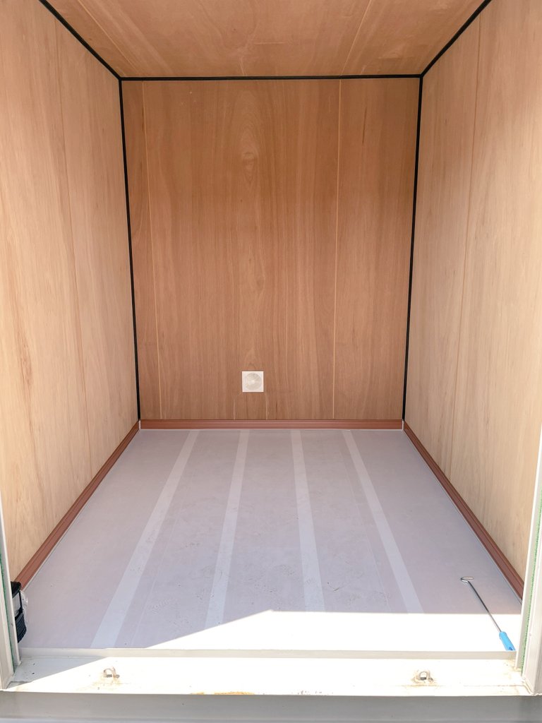 uber_lion's tweet photo. 配達関連の自転車とバイク用品とキャンプ道具が増えてきたのでコンテナ型のトランクルームをかりてみた https://t.co/hBis1egLFI
