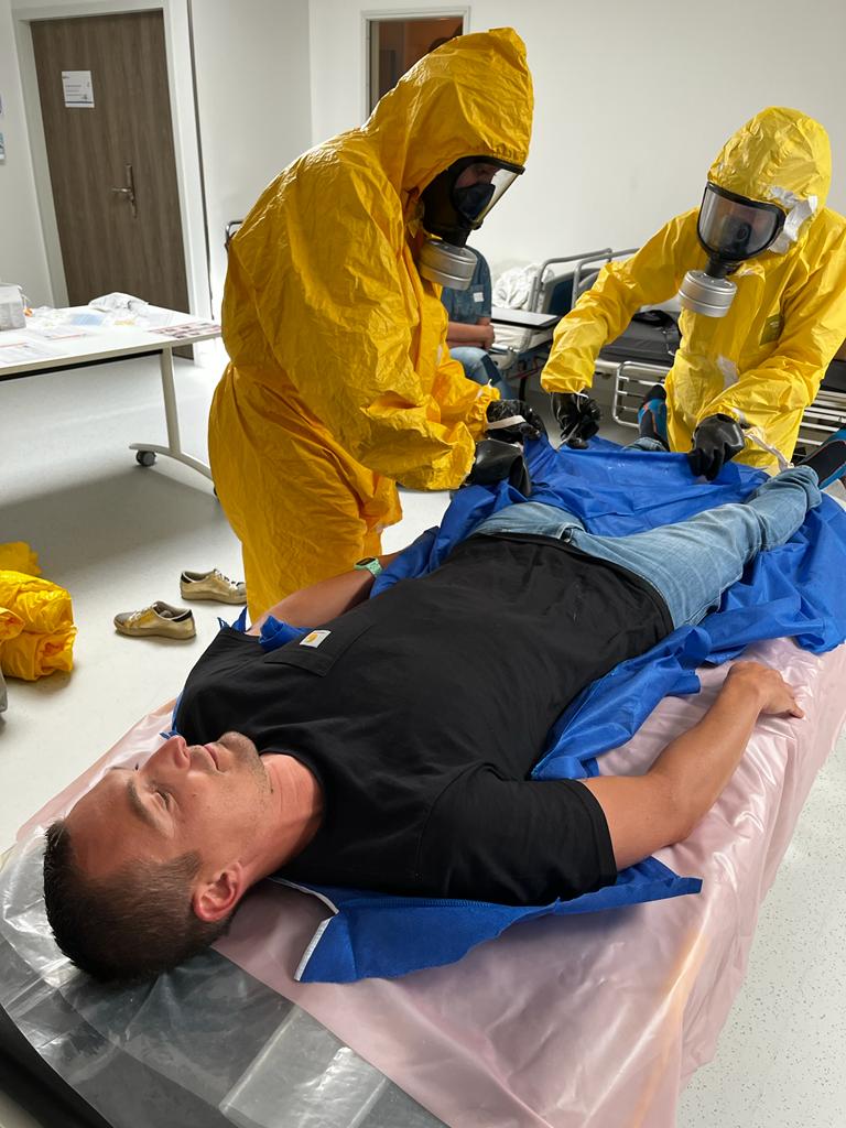 LearningXPfr's tweet photo. 🟢🔎[RETOUR EN IMAGE] : Voici une des formations réalisées par @LearningXPfr  "Situations sanitaires exceptionnelles" et les "Risques nucléaires radiologiques et chimiques" avec le #CESAME SIMULATION &amp; le #CESU 83 - Centre d'Enseignement des Soins d'Urgence du Var .
@Telos_Sante https://t.co/p7w42Aq8F1