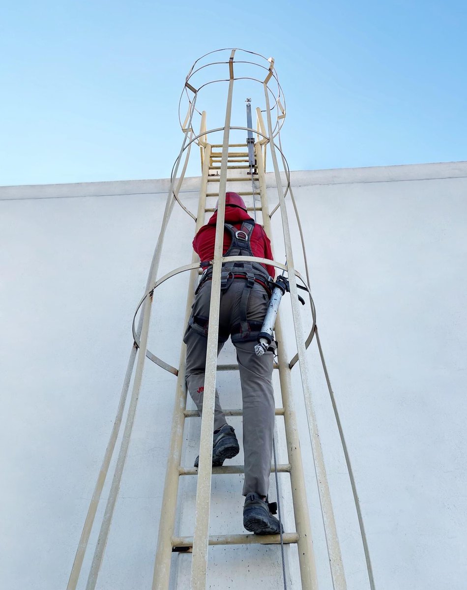 V-700 Kalıcı Dikey Yaşam Hattı; yüksek bölgelerde çalışan personellerin çalışma alanına güvenli bir şekilde ulaşması, çıkışı ve inişi sırasında düşüş yaşamasını, yaralanma yada herhangi bir iş kazasına maruz kalmasını engellemek adına dikey merdivenlere montajı yapılan sistemdir.