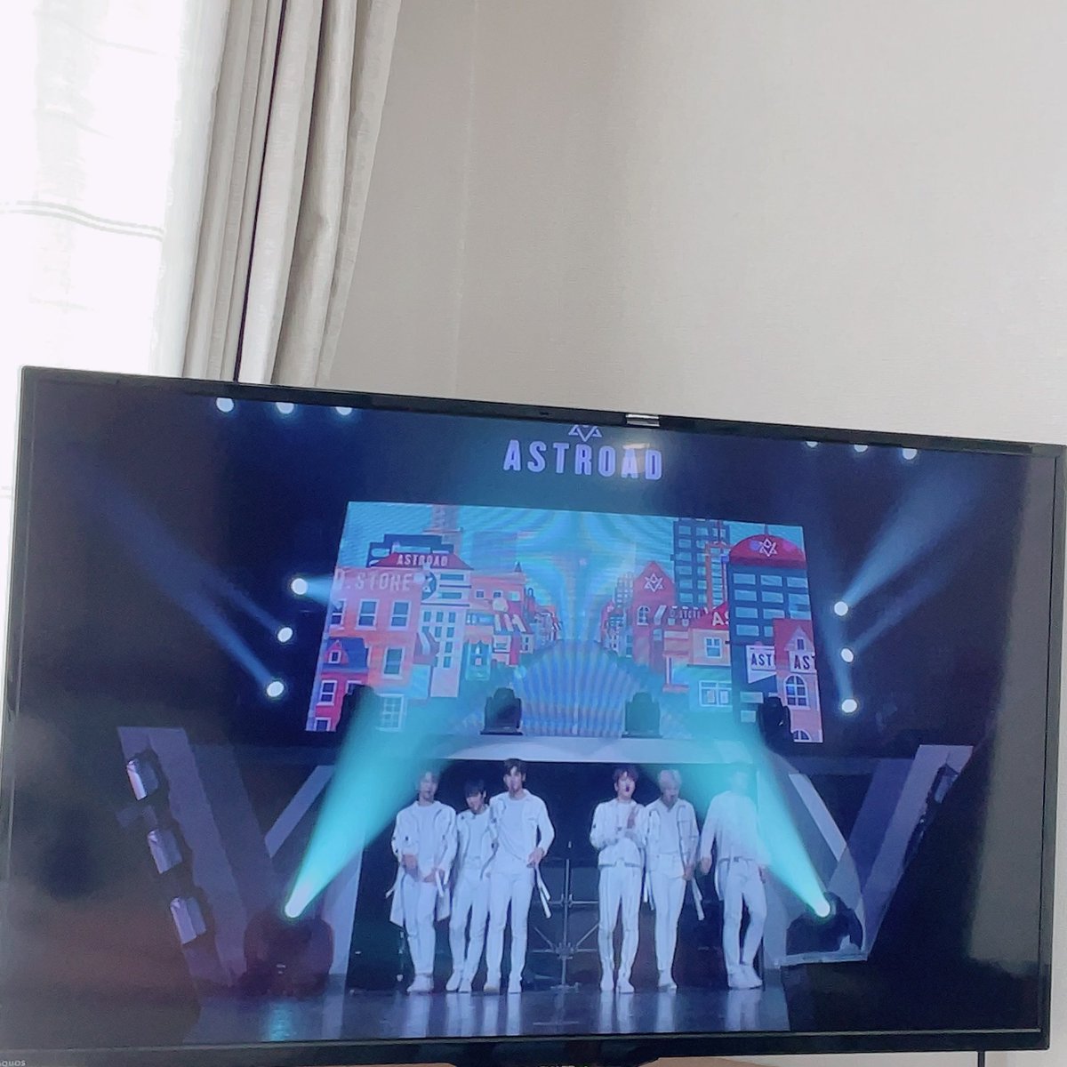 ASTRO___71135's tweet photo. ロスすぎて
わざわざ実家帰ってきて見てる🥺💜
みんな若い😢😭 https://t.co/a1gWyqGNTJ