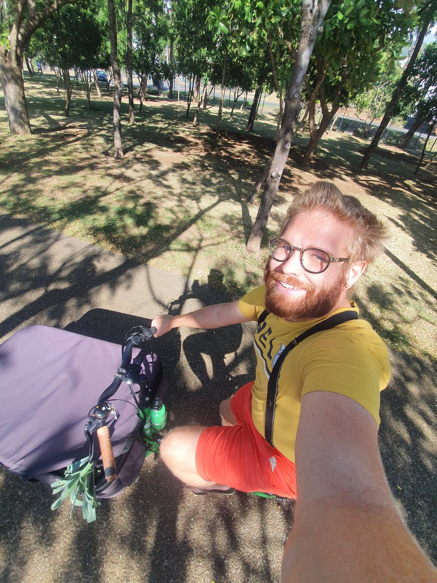 Paul_Rhone's tweet photo. #sellefie ce matin alors que je promenais mes poireaux en short et savates. Aucune maîtrise, c'était honteux.
#HDCCG #TeamPoireaux https://t.co/EOBgh3H5lo