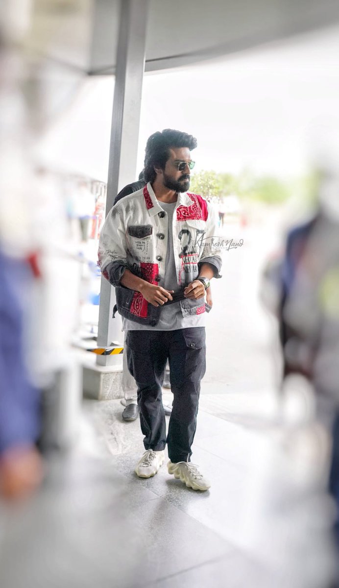 RcYuvashkthiNlr's tweet photo. MegaPowerStar @AlwaysRamCharan garu and @upasanakonidela garu off to Milan for their wedding anniversary celebrations ❤️

#ManOfMassesRamCharan 
#RamCharan #RC15 https://t.co/NJvLEBibMi