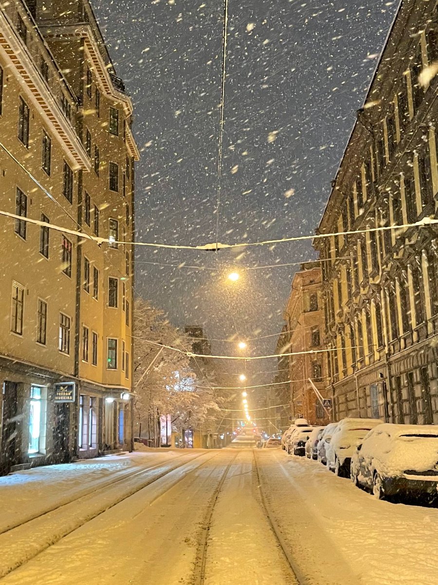RT @VFinnishProbs: Fredrikinkatu in Helsinki at exactly the same time, 11.25pm, 6 months apart. https://t.co/XWnH9hT3uY