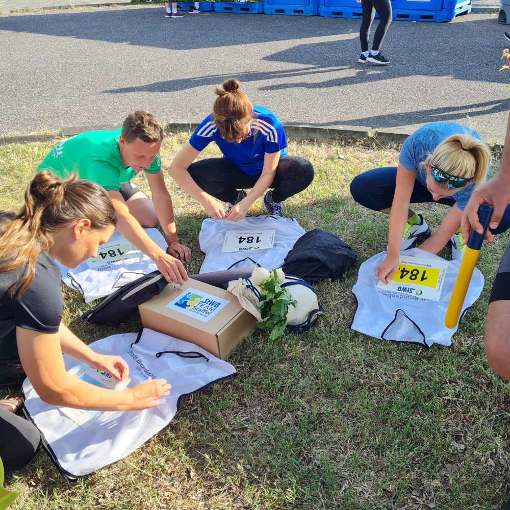 Stadt_BRB's tweet photo. 🏃 Gestern hieß es "#Laufen an der Havel" bei der #StWB #TEAMStaffel Brandenburg 🏃 Auch 3 Teams der Stadtverwaltung waren am Start! Herzlichen Glückwunsch an alle der über 200 Teams - und natürlich die Gewinnerteams "MHBlitze" @MHB_Fontane, „Laufmädels“ & „Aufgehtsabgehts“ 🏆 https://t.co/IXP9nWPxYg