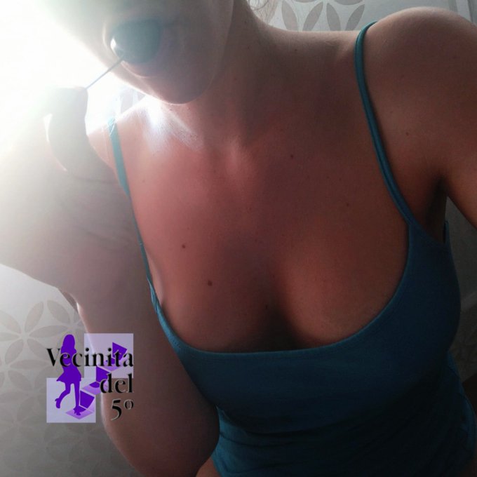 Mmm cerezas, una de mis frutas preferidas. Me gusta coger una, lamerla un poco, darle un mordisquito