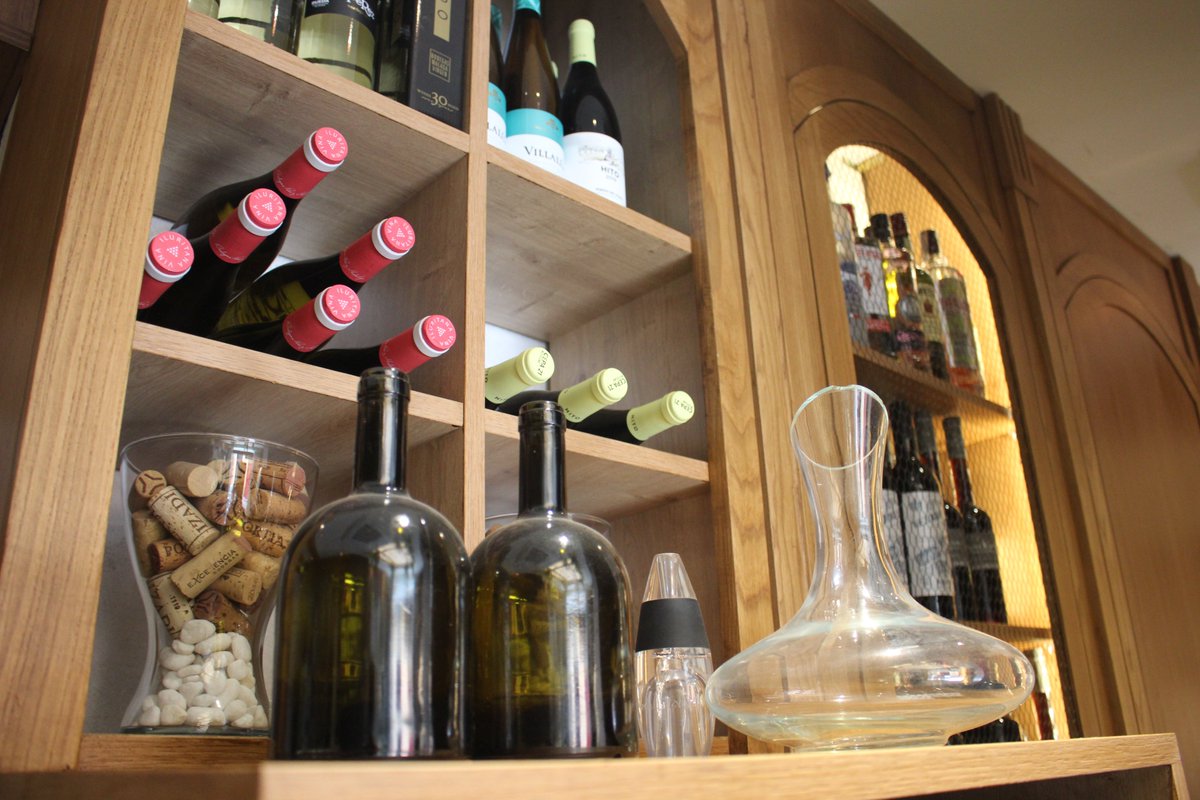 ¿Sabes lo que es una #Abacería?
Aquellas tiendas antiguas de ultramarinos de las que ya quedan pocas y donde te ponían las mejores conservas, embutidos y vinos ...

Pues nosotros no queremos perder las buenas costumbres, y tenemos todo eso, y mucho más.