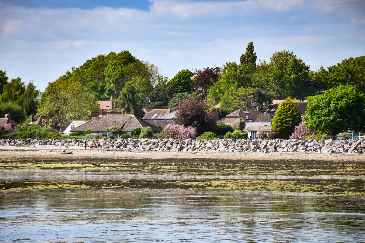 SudAngleterre's tweet photo. Le bord de mer à #Prinsted entre Portsmouth et Chichester. Un joli village à découvrir ici > https://t.co/qPDB2nmtDP
.
.
.
#destinationangleterre #visitsoutheastengland #TheGreatSussexWay #experiencewestsussex #frenchmoments #lovegreatbritain #ChichesterHarbour https://t.co/jb3wtrxMto