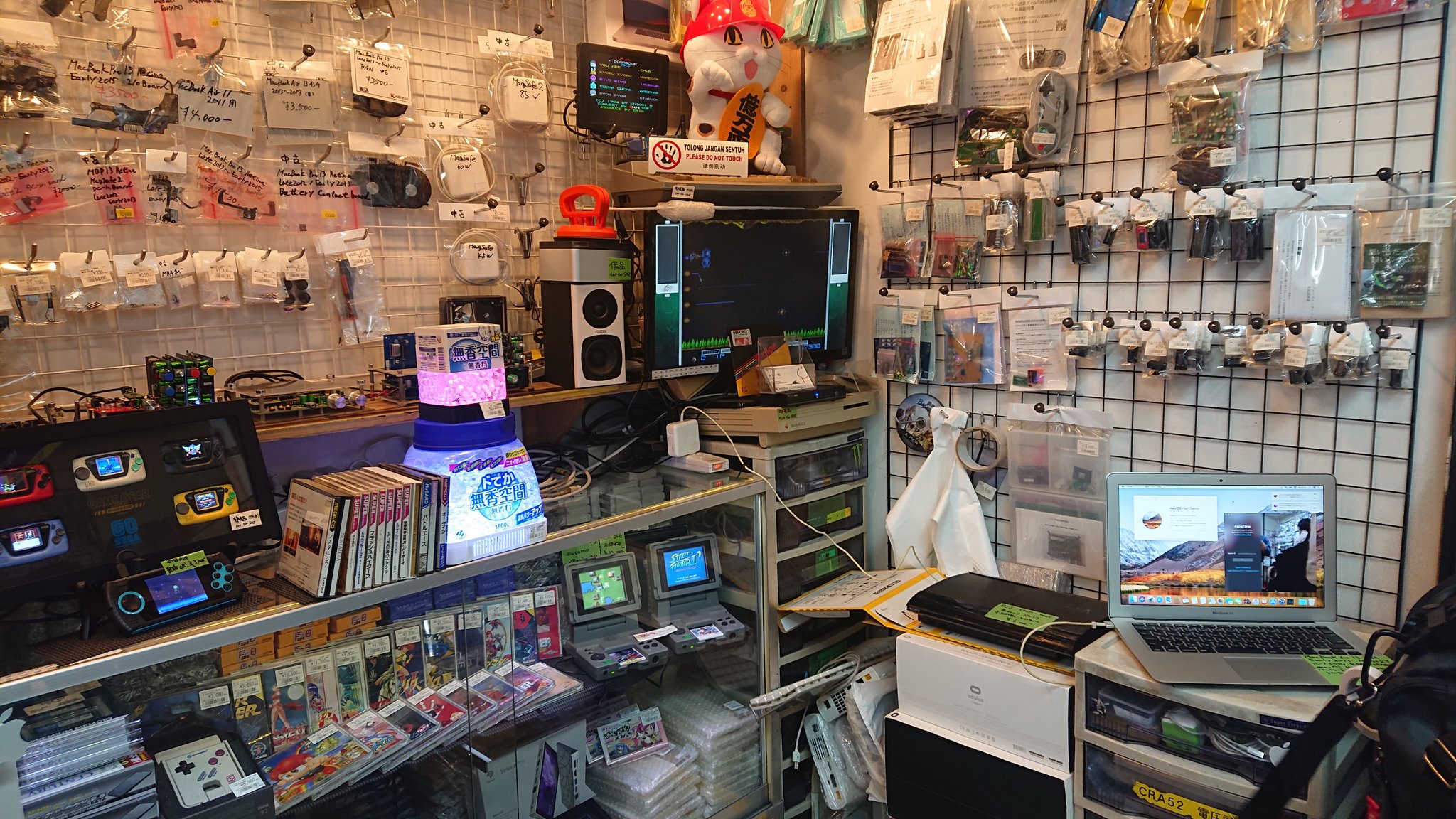 家電のhrdちゃん4078ヽ ー ノ やべぇ ファミコンが動いてるよ 懐かしー えっとその画角からでは ファミコン は動いてないですヽ ー ノ T Co 97ttmftd9a Twitter