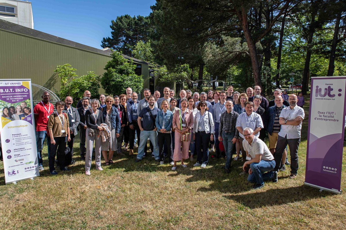 FBGervais's tweet photo. Photo de groupe des chefs de départements informatique #IUT #informatique #ACDI @IUTVANNES @DptINFO_Fbleau https://t.co/vUH1GOfyzP