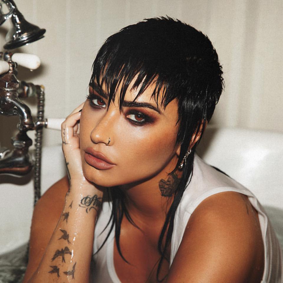 updatecharts's tweet photo. 🚨 FALA NAÇÃO ROQUEIRA! De volta às suas raízes, Demi Lovato lança "Skin Of my Teeth", lead single do seu oitavo álbum de estúdio "HOLY FVCK".  https://t.co/wWgRZnrG8k https://t.co/yc2CjzlCuw