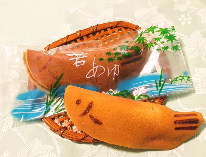 6月の鮎漁の解禁にあわせて作られていた【若鮎】✨🐟

生姜を効かせた生地に包まれる柔らかな求肥、鮎の顔と尾の焼きごてを押して完成✨

地域によってアンコが入っていたり抹茶味があったりと違いがあって面白くて可愛い和菓子です
#和菓子 