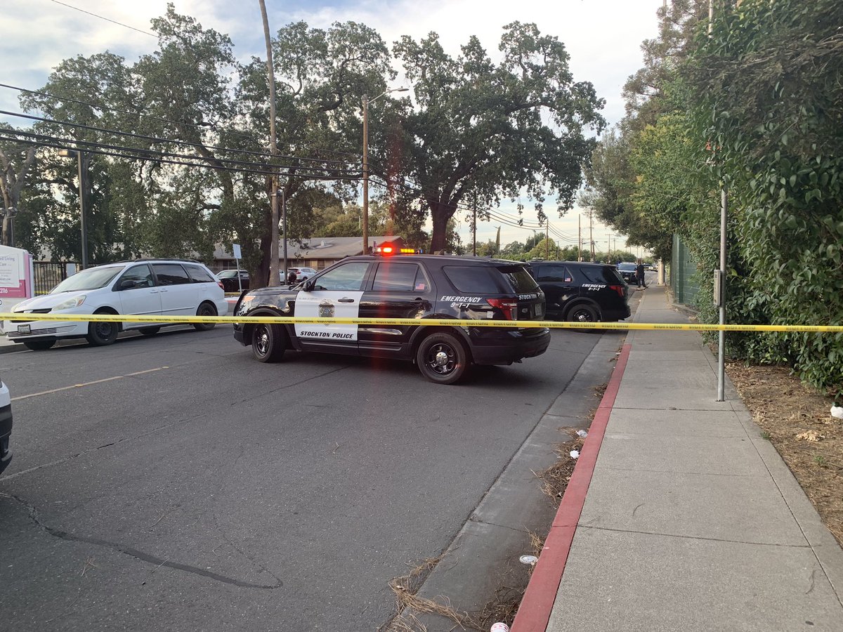 StocktonPolice's tweet photo. Officers are investigating a homicide behind Oak Park in the 400 blk of E. Fulton St. Two males were found shot inside a car. One was transported to a hospital in stable condition and one unfortunately died at the scene. Anyone with info please call us at 209-937-8377. https://t.co/YeDvGGIRUm