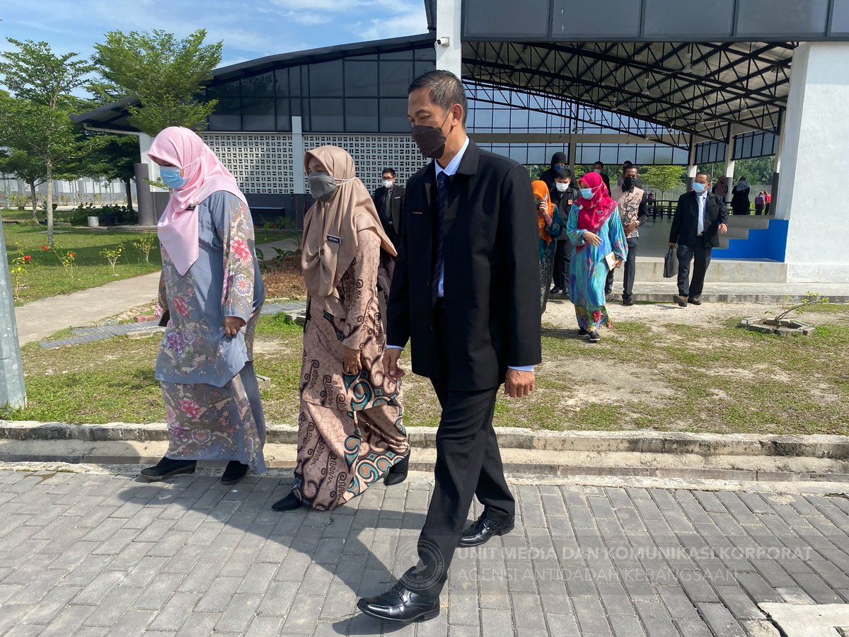 AADKMalaysia's tweet photo. KP AADK TERIMA KUNJUNGAN HORMAT BIRO KAWALAN NARKOTIK BRUNEI

Ketua Pengarah Agensi Antidadah Kebangsaan (AADK), Tuan Sutekno Ahmad Belon menerima kunjungan hormat daripada Biro Kawalan Narkotik (NCB) Brunei di Ibu Pejabat AADK, Kajang, Selangor pada Khamis. https://t.co/8ET73Z0u4p