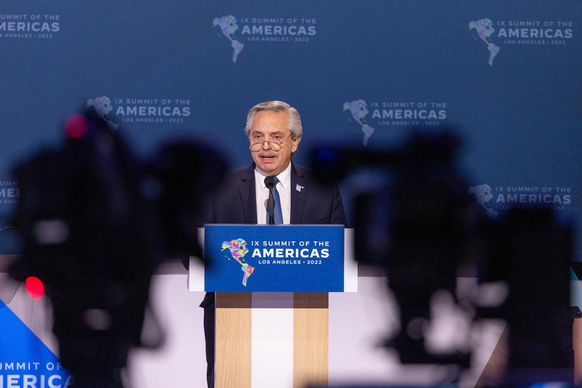 Cancilleria_Ar's tweet photo. El presidente @alferdez dió su discurso en la #CumbredelasAmericas:

"El silencio de los ausentes nos interpela. Y nos duelen las inequidades a las que el orden global somete a nuestra región. Es hora de una verdadera Asociación Estratégica Común". 

#AméricaEsConTodos https://t.co/4RSKhuzY5P