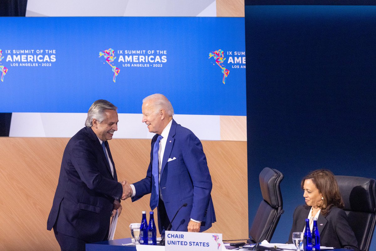 Cancilleria_Ar's tweet photo. El presidente @alferdez dió su discurso en la #CumbredelasAmericas:

"El silencio de los ausentes nos interpela. Y nos duelen las inequidades a las que el orden global somete a nuestra región. Es hora de una verdadera Asociación Estratégica Común". 

#AméricaEsConTodos https://t.co/4RSKhuzY5P