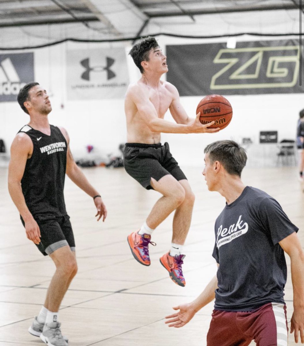 NEElite_Vault's tweet photo. Some of our best young talents from Class of 2025 getting in on the action at tonightโs #AlumniOpenRun. @patrickmadden__ from Hopedale HS showing no fear against @WITMBB standout @treycarrier24 https://t.co/Tg8sOBEpuE