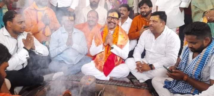 dheeraj_samar's tweet photo. वोटों की राजनीति कब खत्म होगी साहब लोग यहां अपना धर्म और ज़मीर भी बेच दे रहे है वोटों के लिए .....
अब हम कुछ नहीं कहेंगे😡
महादेव🔱 सबका कल्याण करें।
@nirahua1 @BJP4India @BJP4UP https://t.co/vYuILV4W21