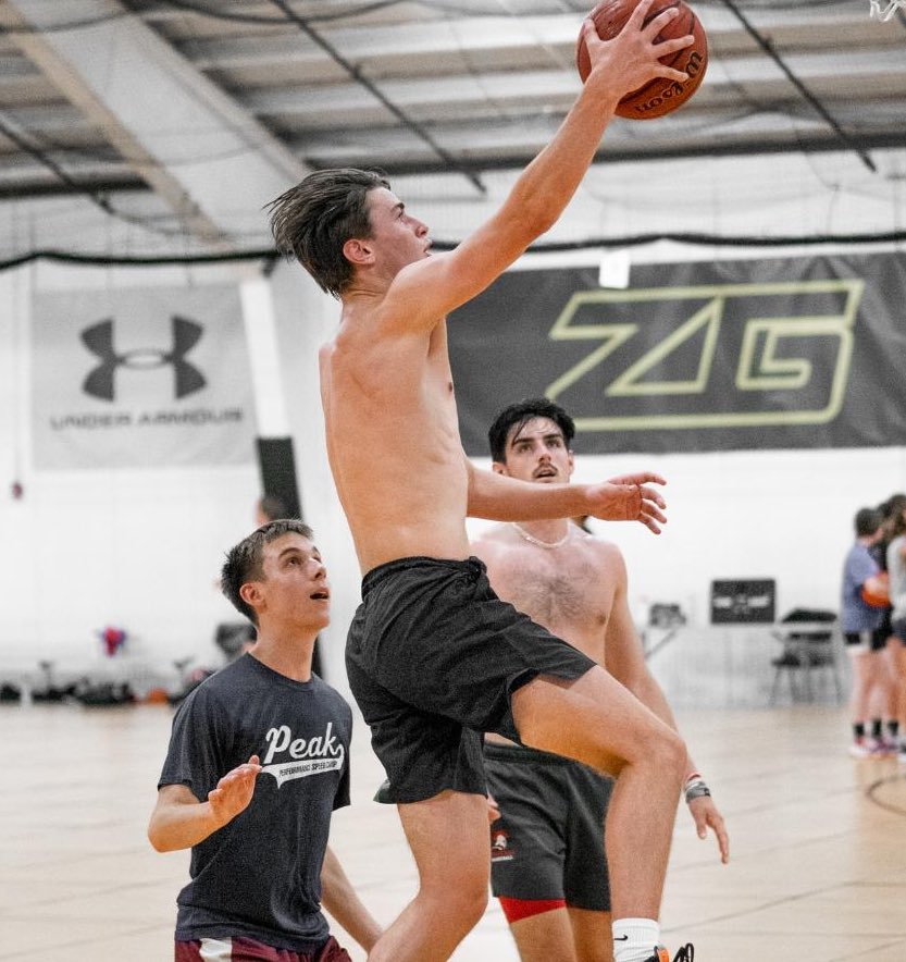 NEElite_Vault's tweet photo. The Past ๐ธ @brandonski1
The Present ๐ธ @a_sten23
The Future ๐ธ @Ben_Corneau
Great to see some of our current players getting involved at our weekly #AlumniOpenRun https://t.co/wDczS5DfRQ